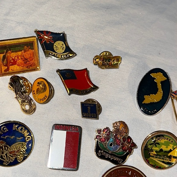 Assorted Travel Pins From a World Tour Cruise (FIFTEEN) Asian Countries - Picture 3 of 8
